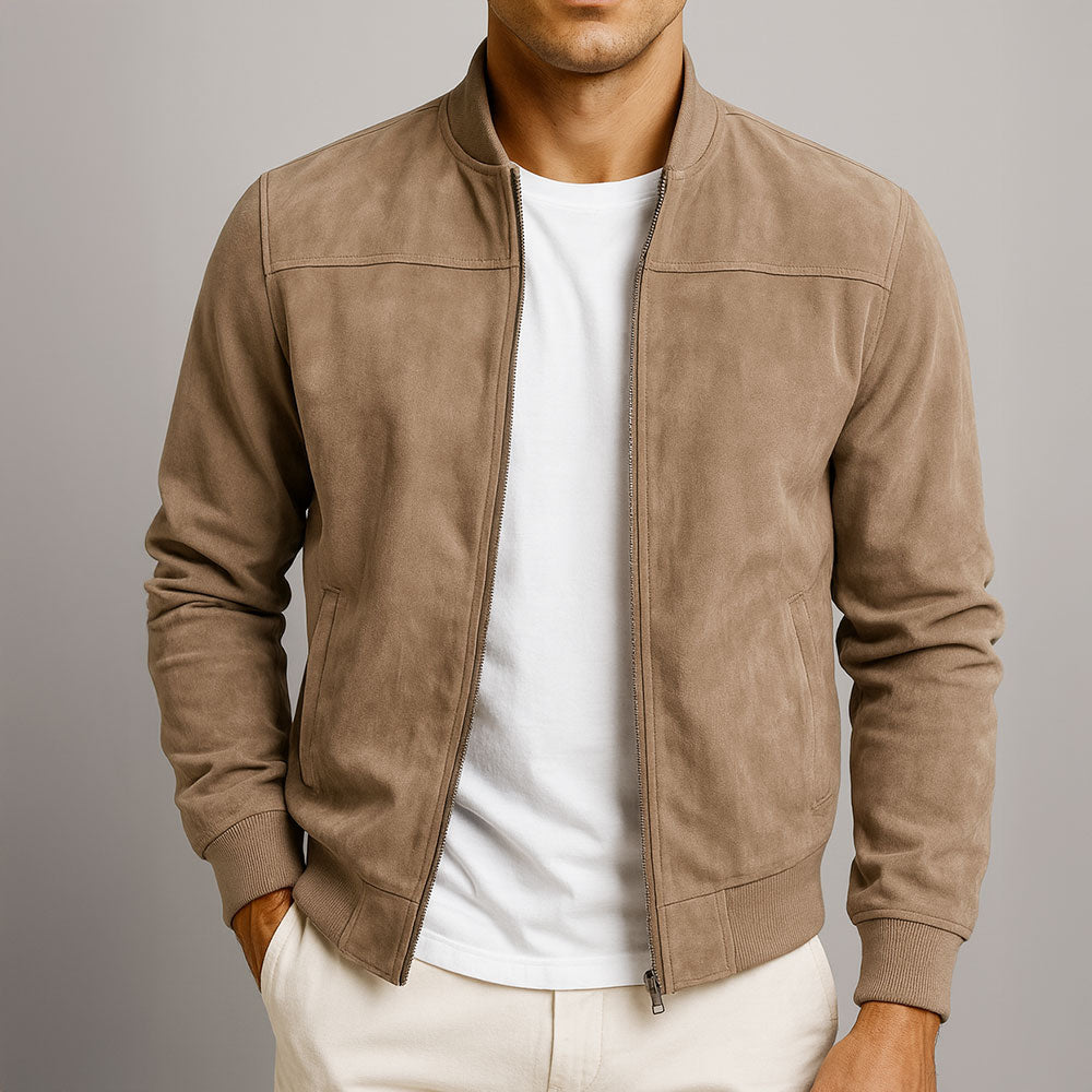 Beige-braune Herrenjacke aus Wildlederimitat von vorn, offen getragen.