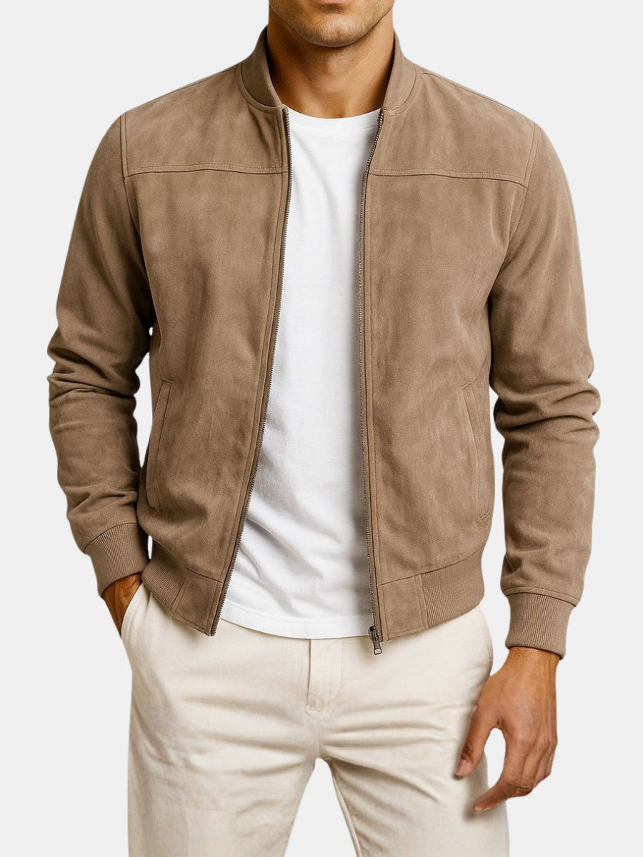 Beige-braune Herrenjacke aus Wildlederimitat von vorn, offen mit Reißverschluss.