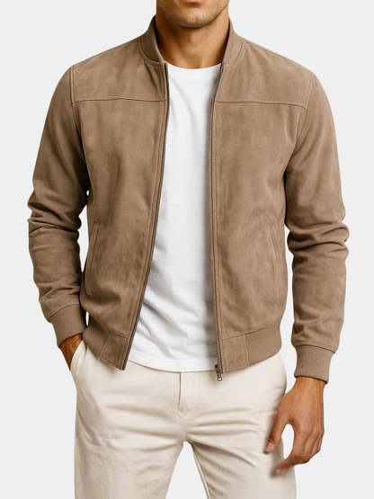 Beige-braune Herrenjacke aus Wildlederimitat von vorn, offen mit Reißverschluss.