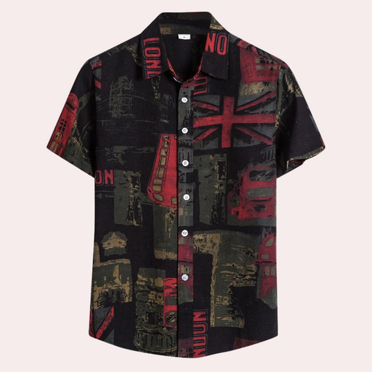 Kurzarmhemd mit London-Motiv, schwarz-rot, Baumwolle, Herrenmode, Freizeitkleidung.