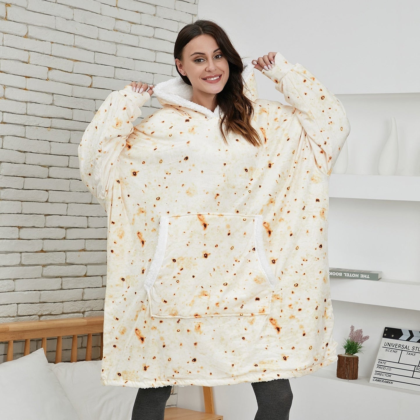 Frau in übergroßem, beigem Hoodie-Decke mit Taschen, gemütlich, warm, ideal für Zuhause.