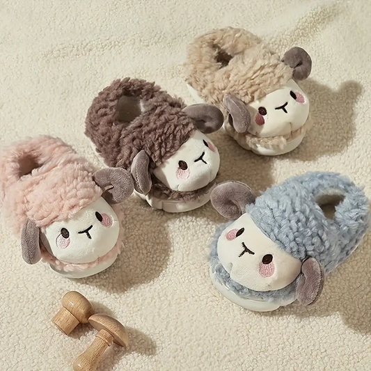 Vier Paar Plüsch-Hausschuhe in Schaf-Design, Farben: Braun, Beige, Rosa, Blau, auf Teppich.