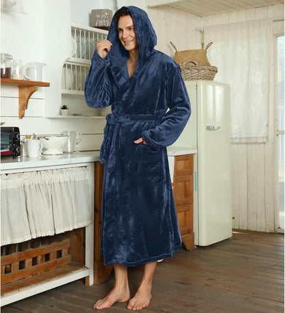 Mann im blauen Fleece-Bademantel mit Kapuze in rustikaler Küche, gemütlich und warm.