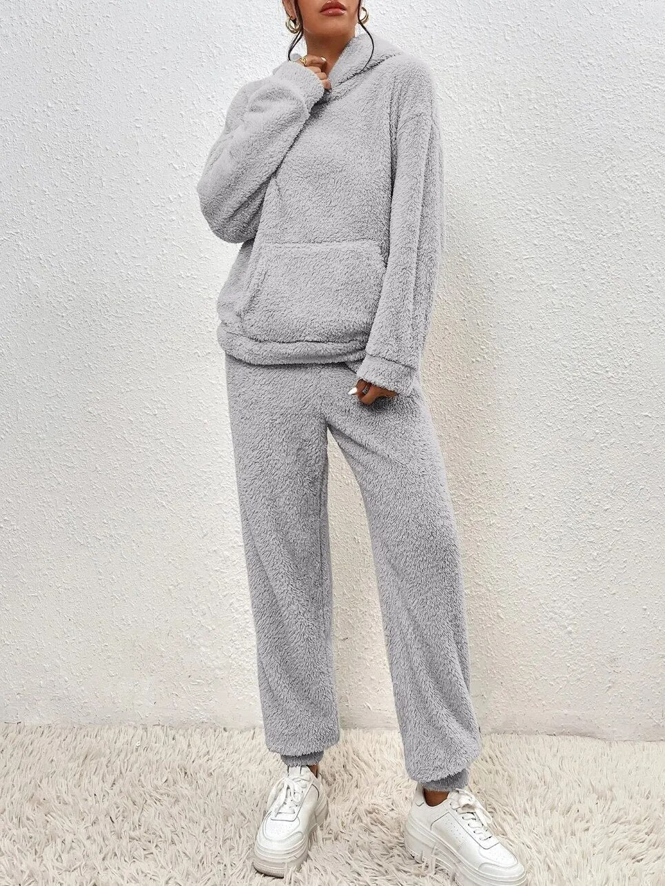 Damen Fleece Hausanzug, grau, Kapuzenpullover und Jogginghose, gemütlich, warm, Freizeitkleidung.