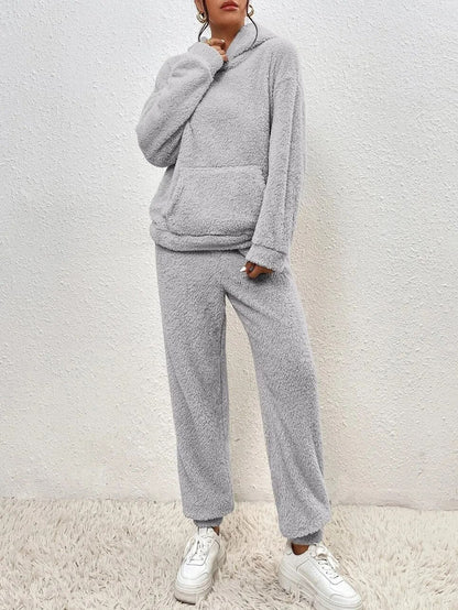 Damen Fleece Hausanzug, grau, Kapuzenpullover und Jogginghose, gemütlich, warm, Freizeitkleidung.