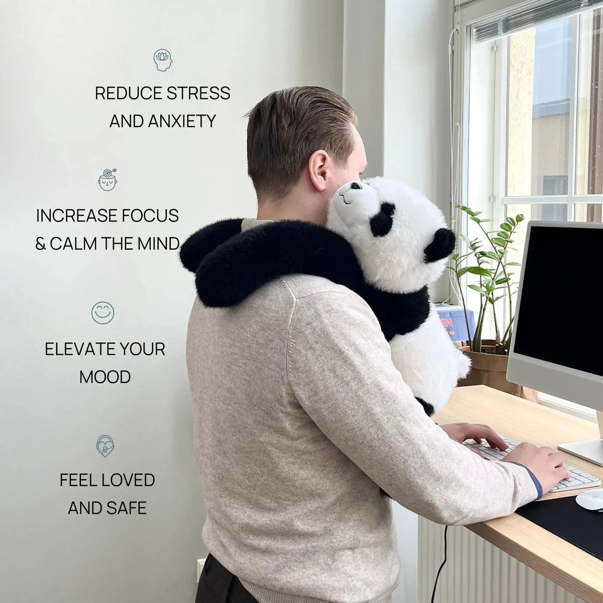 Detail des schwarz-weißen Panda-Plüschtiers mit langen Armen um die Schultern eines Mannes