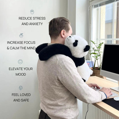 Detail des schwarz-weißen Panda-Plüschtiers mit langen Armen um die Schultern eines Mannes