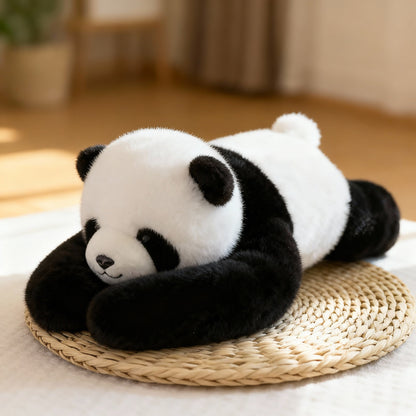 Schwarz-weißes Panda-Plüschtier aus fleece mit langen Armen auf einer geflochtenen Unterlage