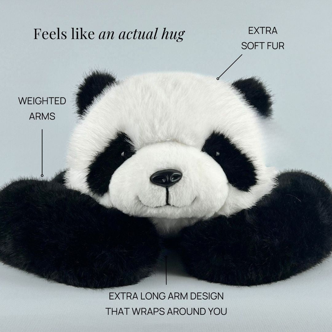 Nahaufnahme des schwarz-weißen Panda-Plüschtiers mit Beschriftungen zu den langen Armen und dem weichen Fell