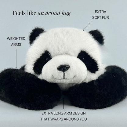 Nahaufnahme des schwarz-weißen Panda-Plüschtiers mit Beschriftungen zu den langen Armen und dem weichen Fell