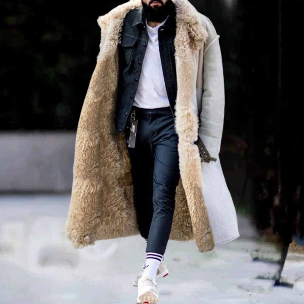Mann in weißem Lammfellmantel, schwarzer Jeansjacke, modisch, Wintermode, urbaner Stil.