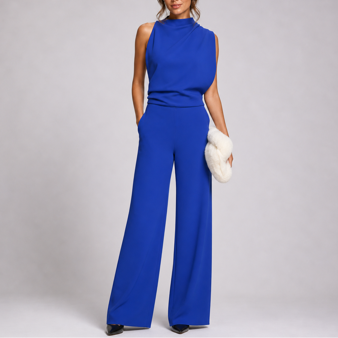 Königsblauer Overall mit hohem Kragen und weitem Hosenbein, am Model mit weißer Fellclutch und schwarzen Pumps 6