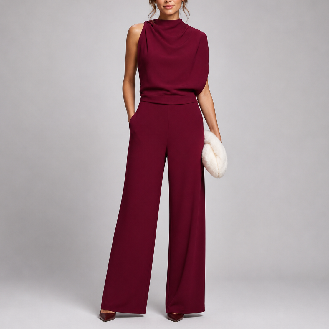 Weinroter Overall mit hohem Kragen und gerafftem Oberteil, getragen vom Model mit heller Fellclutch 7