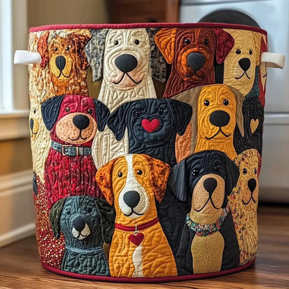 Runder gesteppter Wäschekorb mit bunten Hunde-Patchwork-Motiven, roter Einfassung und hellen Stoffgriffen, frei stehend auf einem Holzboden vor einer Waschmasch 1