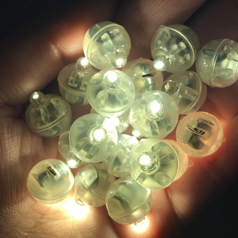 Hand hält leuchtende LED-Lichterkugeln, transparent, energiesparend, Dekoration, Beleuchtung.