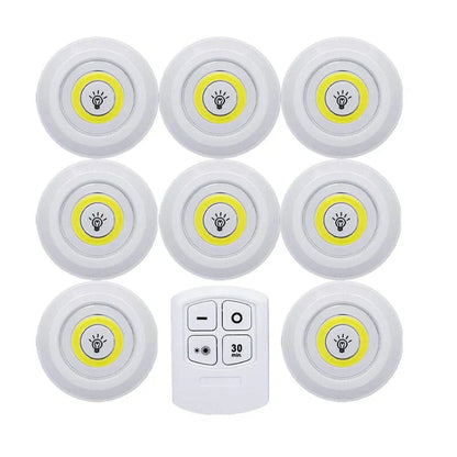 Acht runde LED-Unterbauleuchten mit Fernbedienung, batteriebetrieben, weiß, energiesparend.