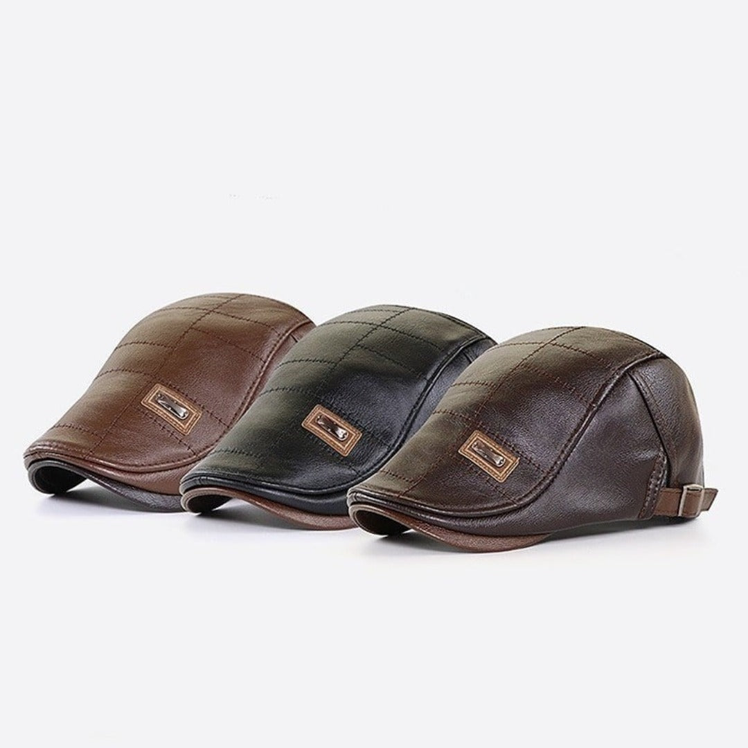 Drei Schiebermützen aus Leder in Braun, Schwarz und Dunkelbraun, stilvoll und elegant.