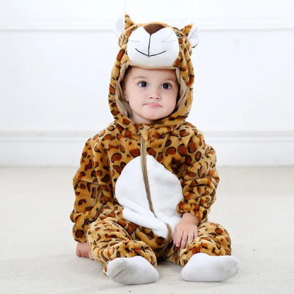 Kleinkind im Leoparden-Kostüm, braun, Plüsch, Kapuze, Tier-Overall, Baby-Outfit, süß.
