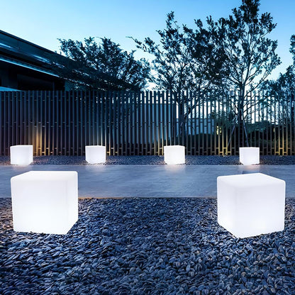 Leuchtender Gartenwürfel, weiß, modern, LED, Außenbeleuchtung, dekorativ, quadratisch, energiesparend.