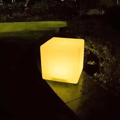 Leuchtender gelber LED-Würfel im Freien, dekorative Gartenbeleuchtung, quadratisch, modern.