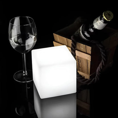 Leuchtender LED-Würfel, Weinglas, Holzkiste mit Flasche, stilvolle Dekoration, Nachtlicht.