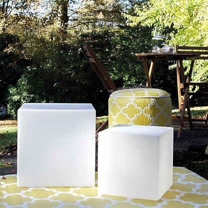 Zwei leuchtende LED-Würfel im Garten, moderne Außenbeleuchtung, weiß, dekorativ.