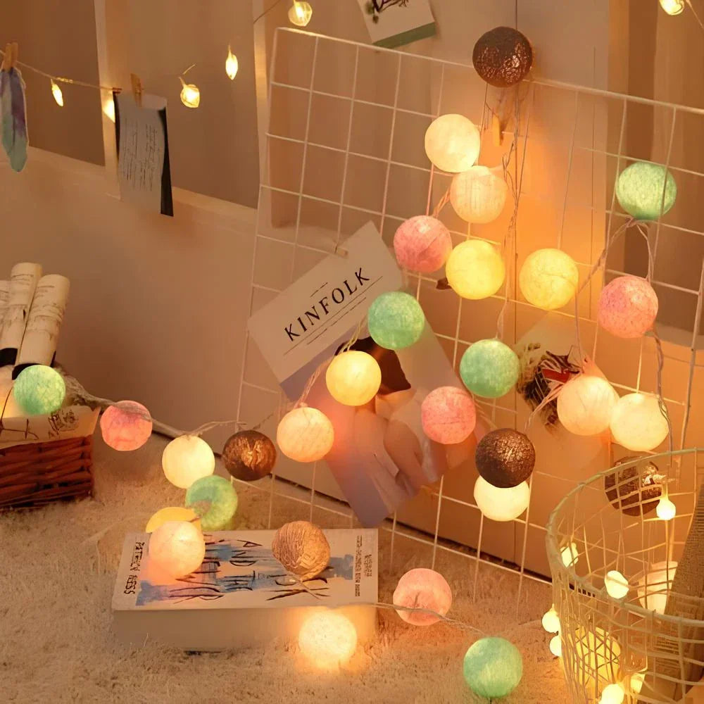 Bunte LED-Lichterkette mit Baumwollkugeln, Dekoration für Wohnzimmer, stimmungsvolle Beleuchtung.