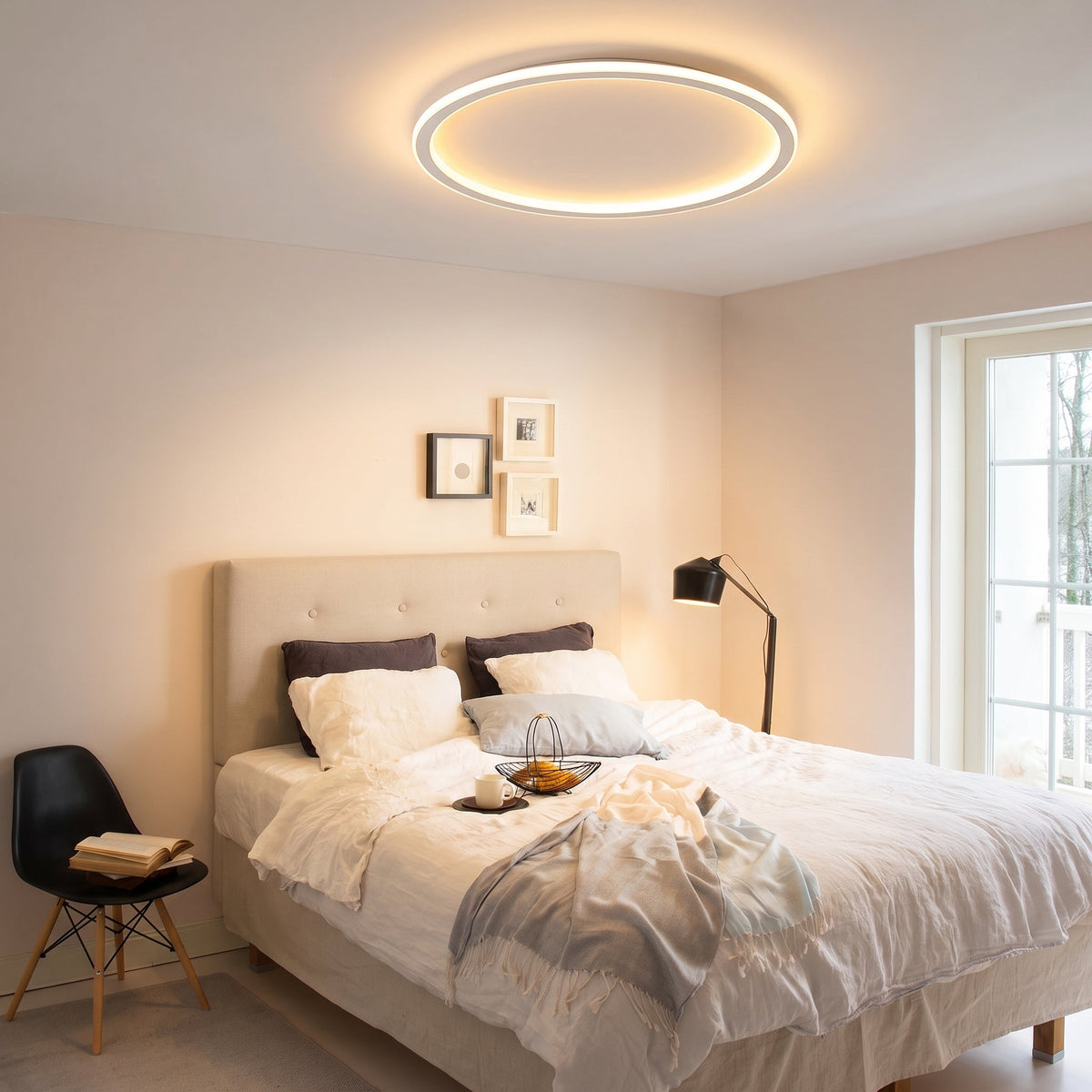 Weiße runde LED-Deckenleuchte, weitere Ansicht über einem Schlafzimmer.