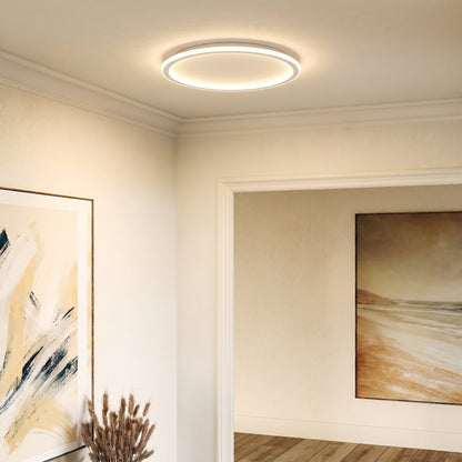 Weiße ringförmige LED-Deckenleuchte, weitere Ansicht im Flur.