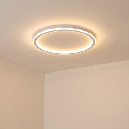 Weiße runde LED-Deckenleuchte, schräge Ansicht an einer cremefarbenen Decke.
