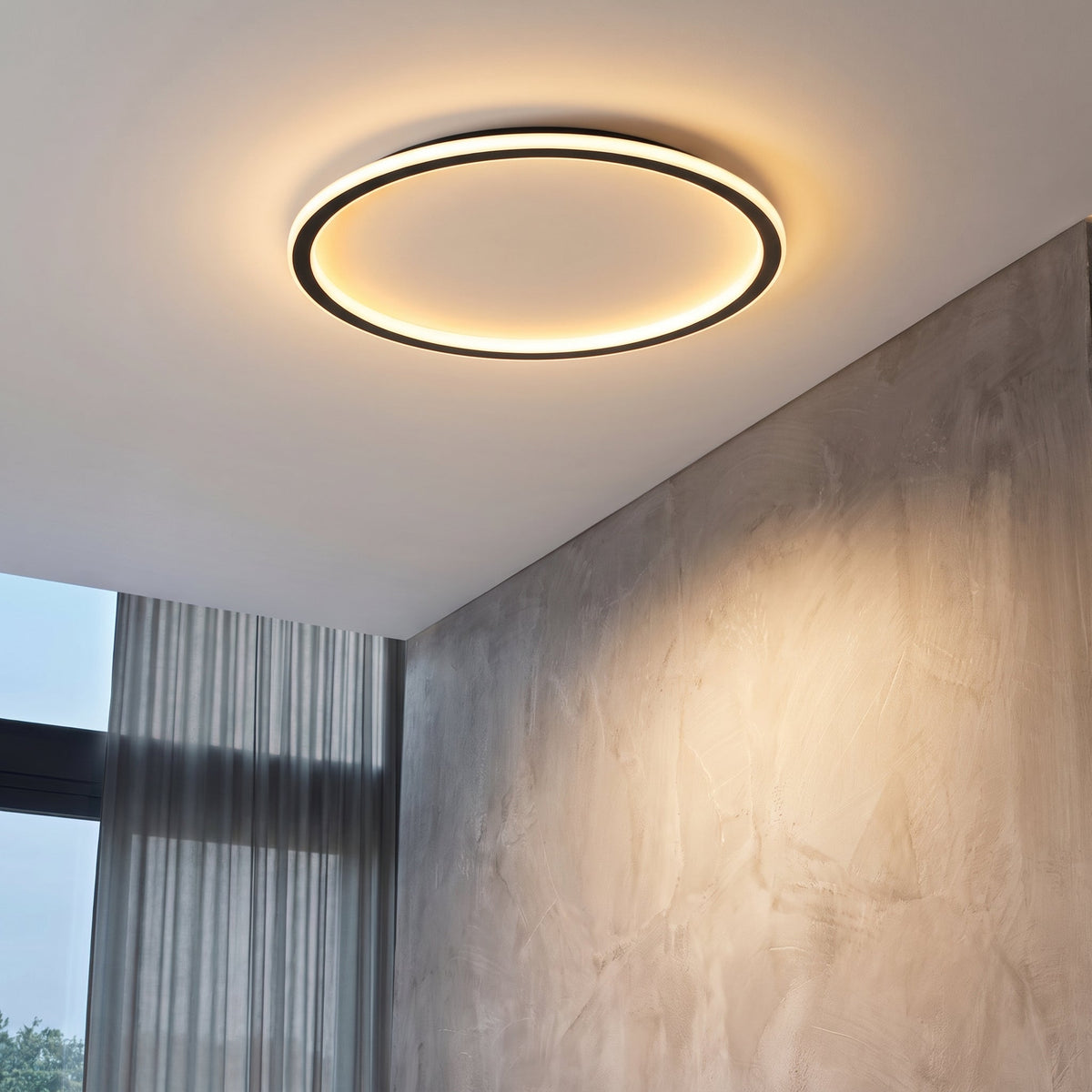 Schwarze runde LED-Deckenleuchte, weitere Ansicht in einem Raum.