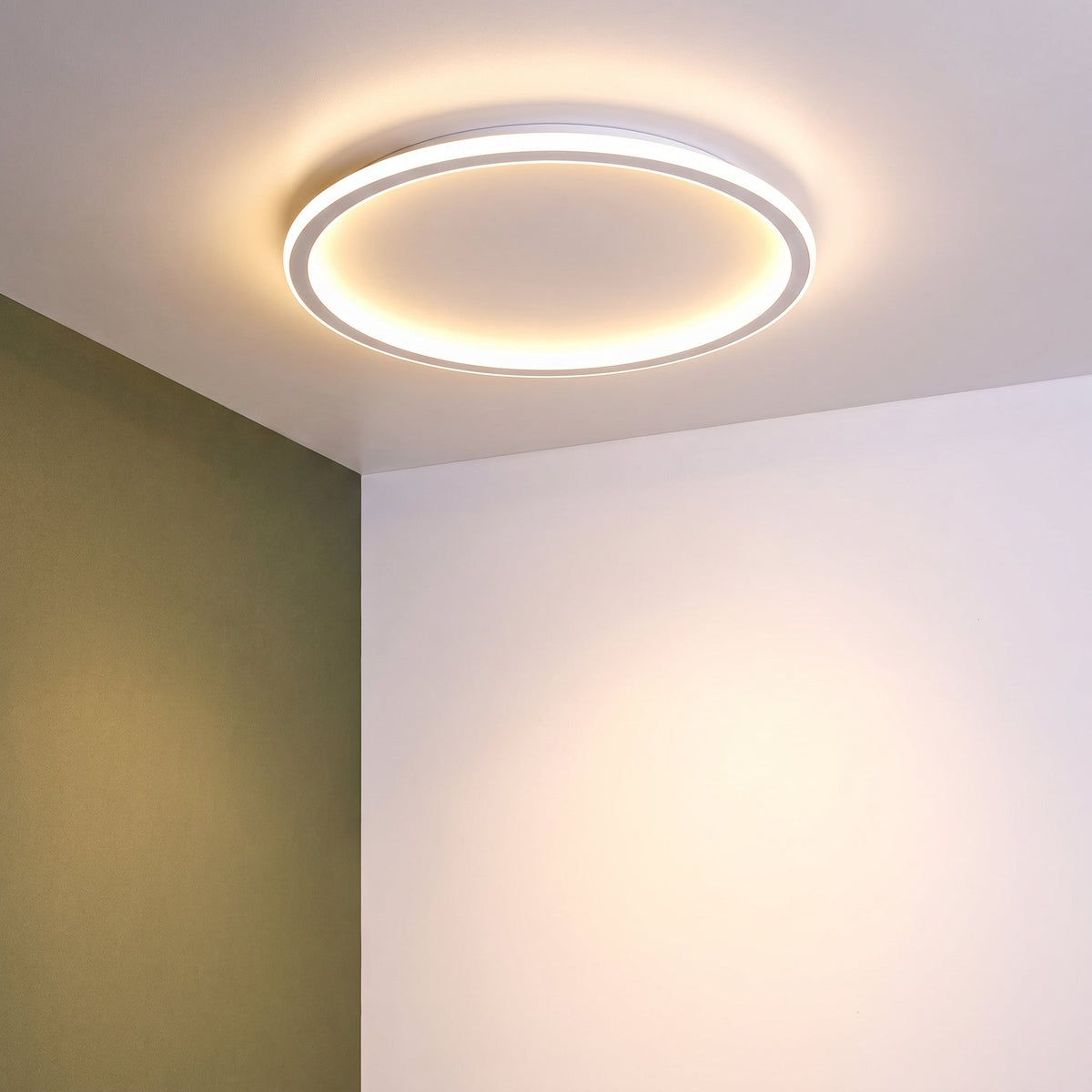 Weiße runde LED-Deckenleuchte, weitere Ansicht in einer Raumecke.