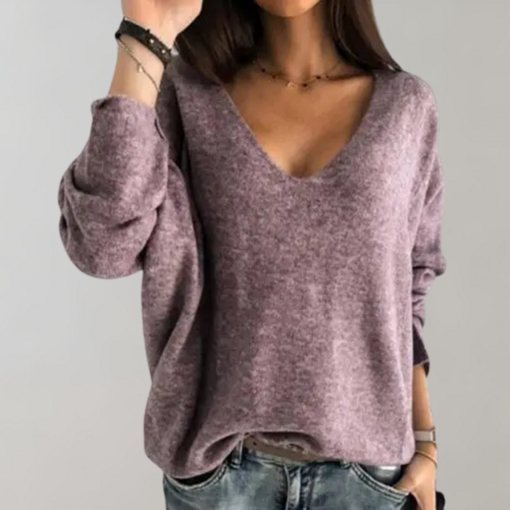 Frau in lila V-Ausschnitt Pullover, lässig, weiches Material, modisch, Herbstmode.