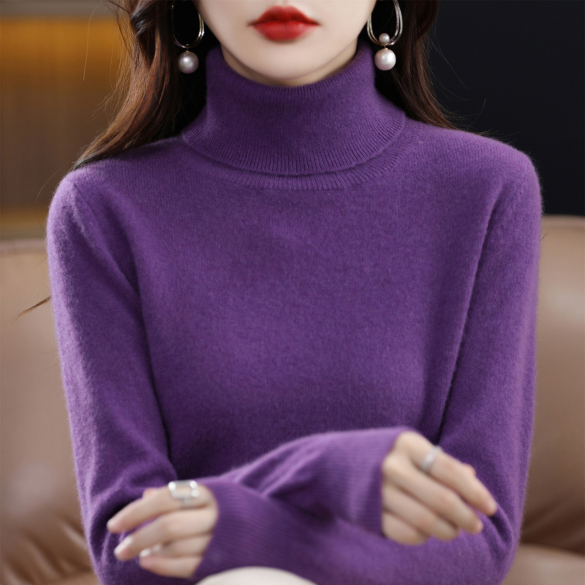 Violetter Rollkragenpullover am Model mit verschränkten Armen, weiche Strickoberfläche.