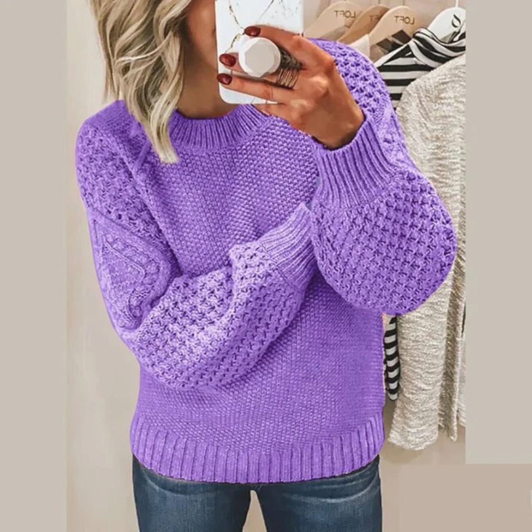 Frau in lila Strickpullover, Zopfmuster, lässig, modisch, Herbstmode, Damenbekleidung.