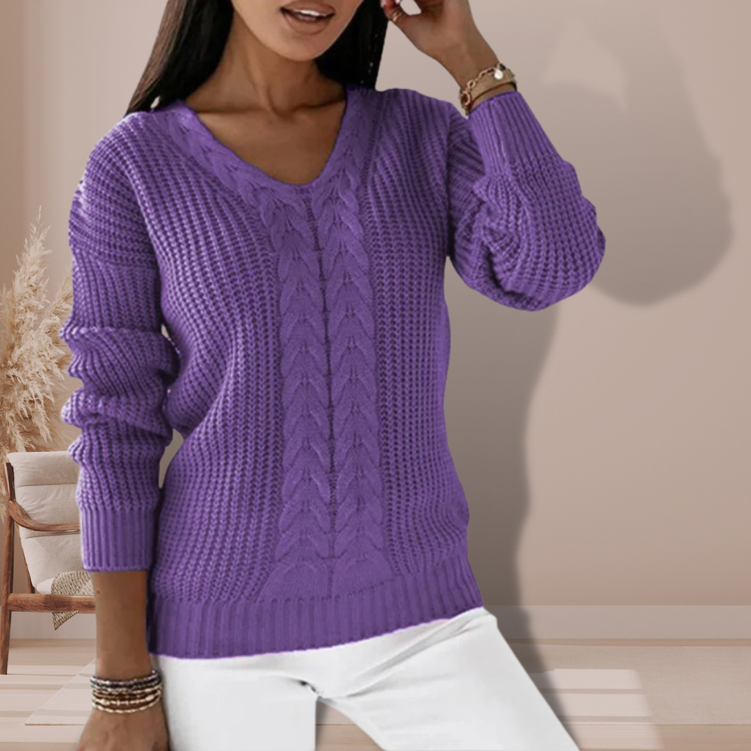 Frau in lila Strickpullover, V-Ausschnitt, modisch, gemütlich, Herbstmode, Damenbekleidung.