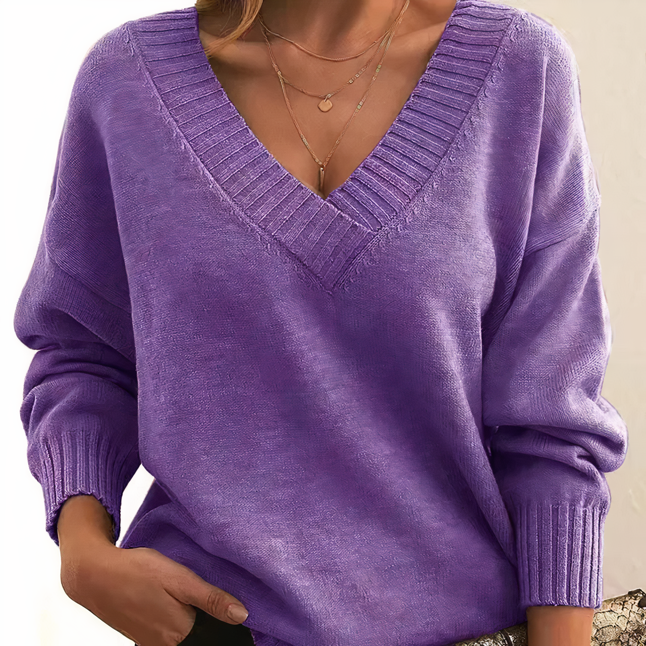 Frau in lila V-Ausschnitt Pullover, Herbstmode, Strick, lässig, Damenbekleidung, elegant.