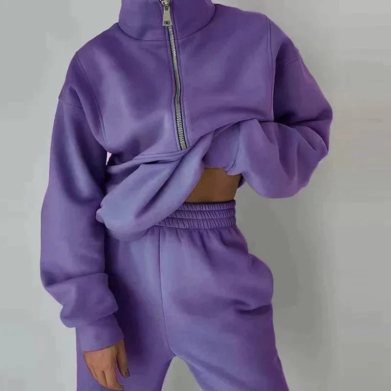 Lila Damen-Trainingsanzug mit Reißverschluss, bequemes Freizeitoutfit aus Baumwolle.