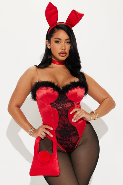 Nahaufnahme in Rot und Schwarz: Hasenohren, Satin-Body mit Spitze und Federbesatz, Choker, Handtasche mit Bommel 1