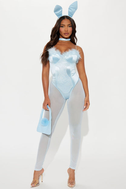 Hellblaue Variante von vorn: Body mit Federbesatz, transparente Leggings, Hasenohren, Choker und Tasche mit Bommel 4