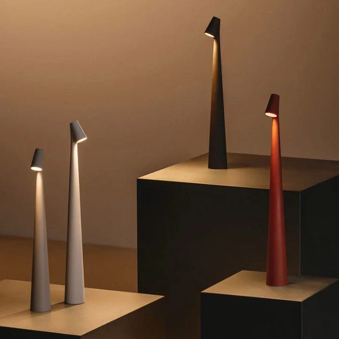 Wiederaufladbare LED-Tischlampe, weitere Ansicht mit vier leuchtenden Lampen.