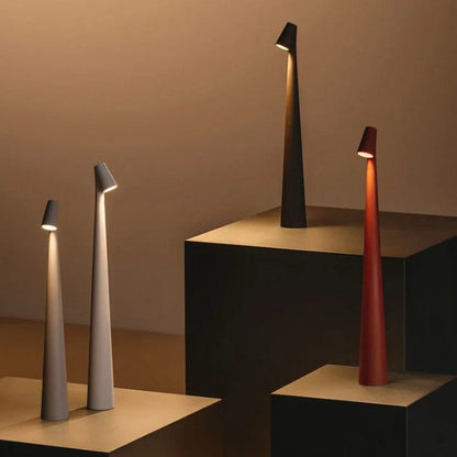 Wiederaufladbare LED-Tischlampe, weitere Ansicht mit vier leuchtenden Lampen.