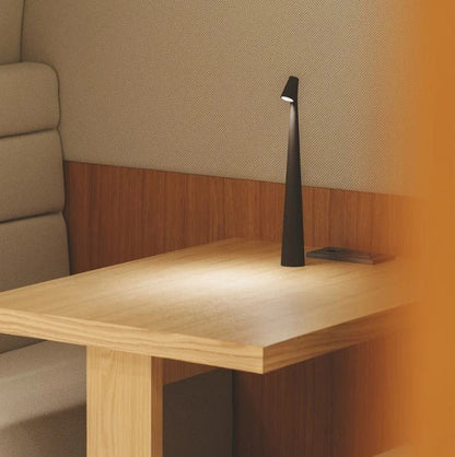 Wiederaufladbare LED-Tischlampe, weitere Ansicht in einer gepolsterten Sitznische.