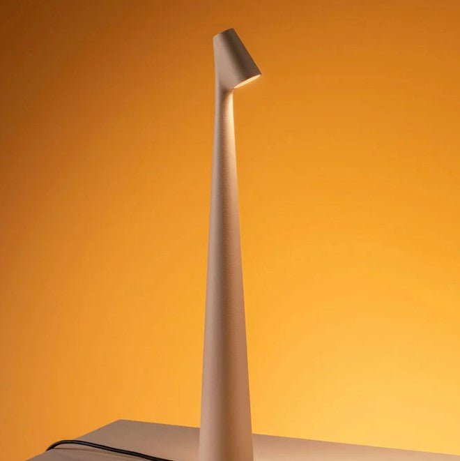 Wiederaufladbare LED-Tischlampe, weitere Ansicht mit leuchtender Lampe aus Kunststoff.