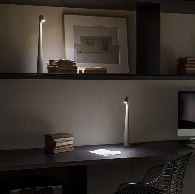 Wiederaufladbare LED-Tischlampe, weitere Ansicht im dunklen Arbeitsbereich mit zwei Lampen.