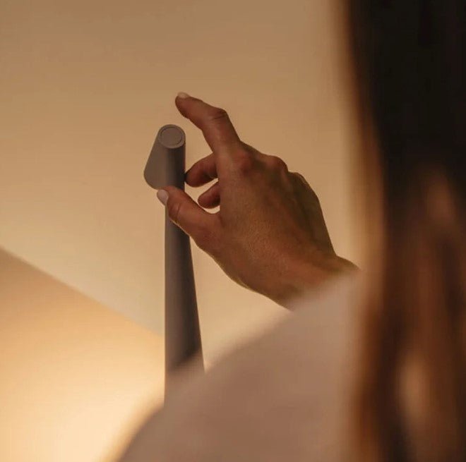 Wiederaufladbare LED-Tischlampe, Detailaufnahme der Bedienung per Berührung am Lampenkopf.