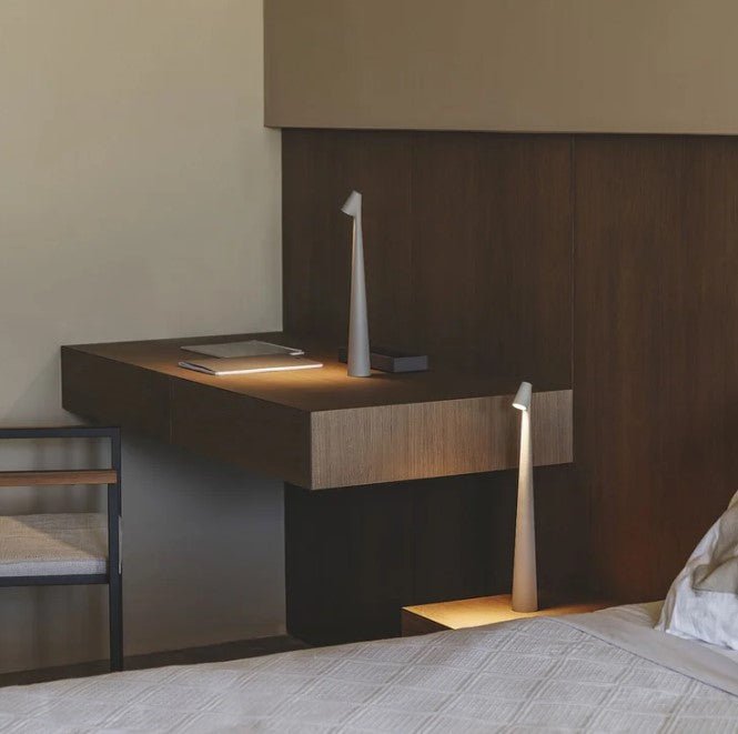 Wiederaufladbare LED-Tischlampe, weitere Ansicht im Schlafzimmer mit zwei Lampen.