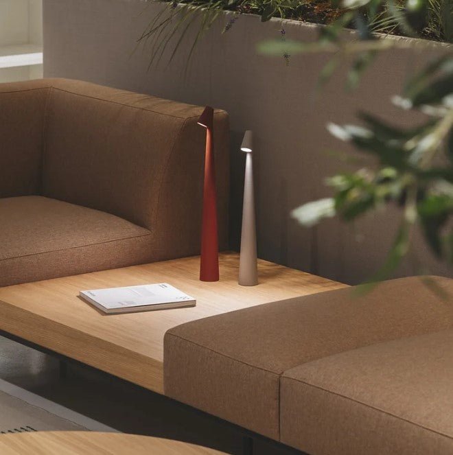 Wiederaufladbare LED-Tischlampe, weitere Ansicht mit zwei Lampen auf einem Holztisch.