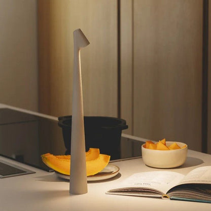 Wiederaufladbare LED-Tischlampe, weitere Ansicht in der Küche neben einem aufgeschlagenen Kochbuch.