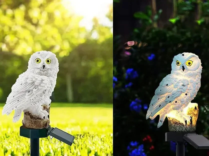 Weiße Eule bei Tageslicht auf der Wiese und nachts leuchtend vor blauen Blumen.